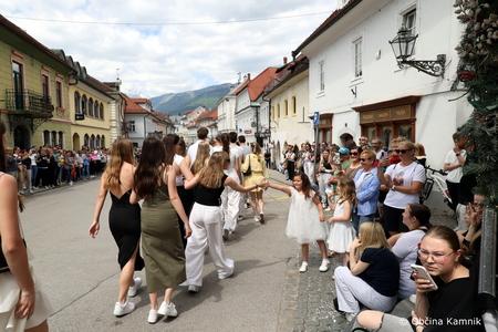 Četvorka maturantov oživila kamniški Glavni trg (4)